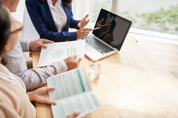 Senior Paar Studiert Bedingungen Der Lebensversicherung Während Sich Tisch Mit — Stockfoto