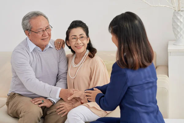 Vriendelijke Verzekeringsagent Groet Senior Klanten Met Handdruk — Stockfoto