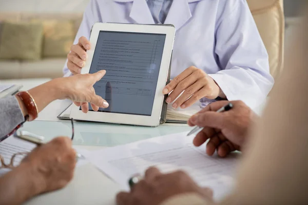 Närbild Skott Senior Par Sitter Läkare Kontor Och Fylla Medicinskt — Stockfoto