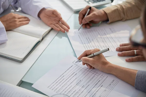 Äldre Par Sitter Vid Skrivbord Och Fylla Medicinskt Formulär — Stockfoto