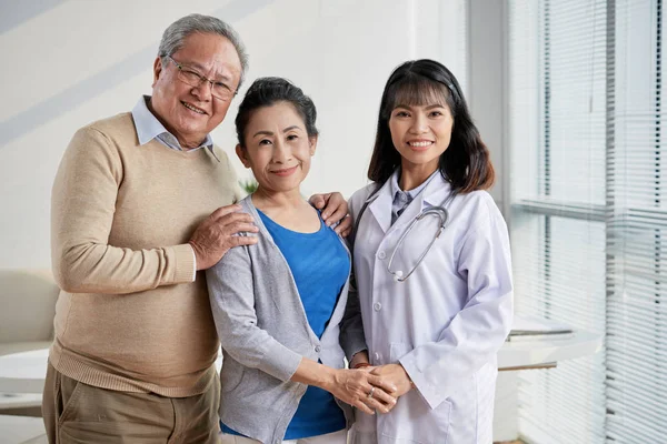 Gruppenporträt Eines Hochprofessionellen Asiatischen Arztes Und Liebevollen Senioren Paares Das — Stockfoto