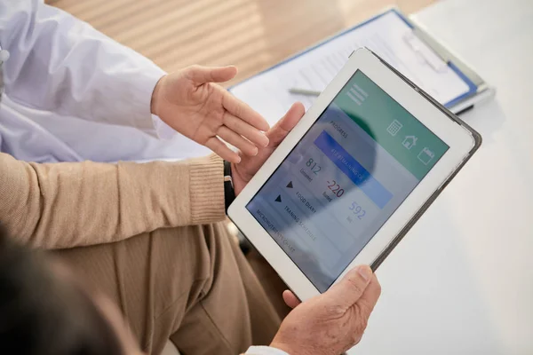 Doctor Explaining Senior Patient How Use Health Monitoring Application Digital — Stock Photo, Image