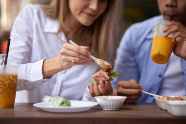 Kadın sevgilisi ile Asya yemek yerken bahar rulo için sos uygulama