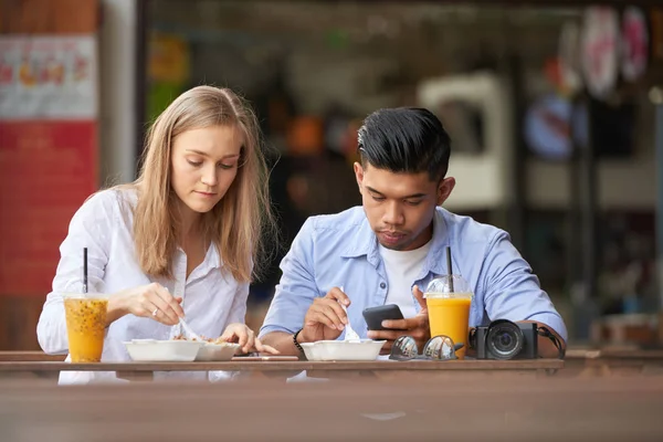 Genç Çift Turist Asya Sokak Gıda Onun Akıllı Telefon Kullanan — Stok fotoğraf