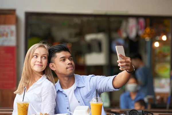 Joven Pareja Mixta Tomando Selfie Con Teléfono Inteligente Cafetería Aire —  Fotos de Stock