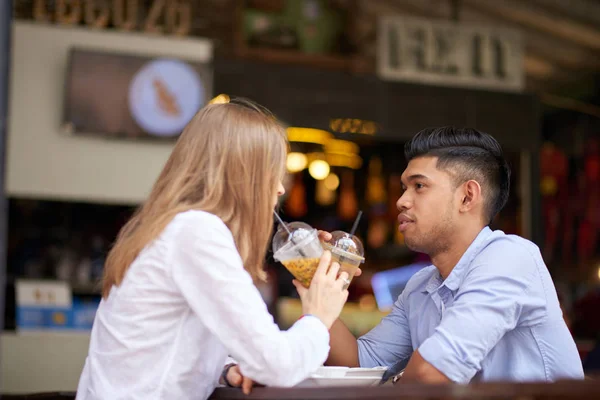 Pareja Joven Mixta Sentada Cara Cara Durante Cita Cafetería Aire — Foto de Stock