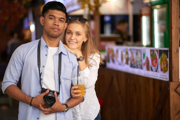 Jeune Couple Mixte Touristes Regardant Caméra Homme Portant Caméra — Photo