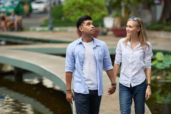 Joven Asiático Caminando Con Novia Caucásica Ciudad Natal Cogido Mano —  Fotos de Stock