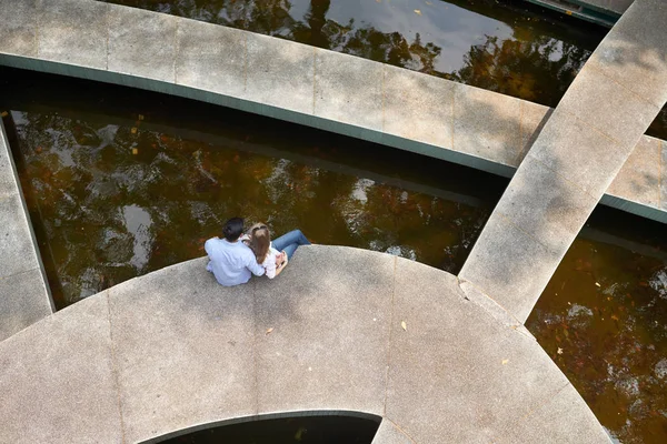 High Angle View Romantic Young Couple Relaxing Fountain — Stock Photo, Image