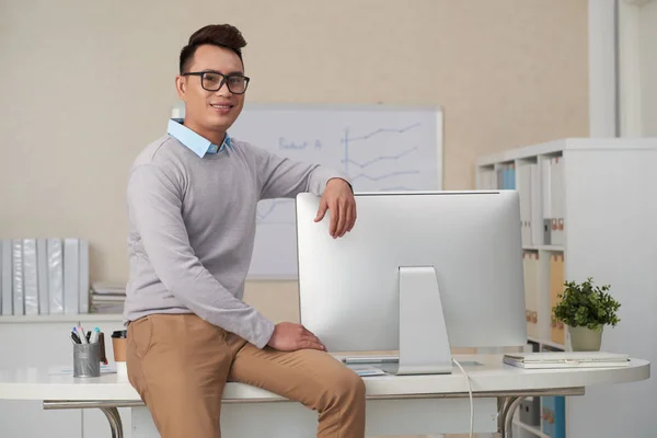 Porträt Eines Fröhlichen Jungen Vietnamesen Der Auf Der Tischkante Sitzt — Stockfoto