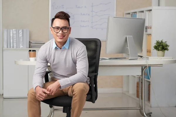 Charmant Homme Affaires Souriant Assis Dans Fauteuil Dans Son Bureau — Photo