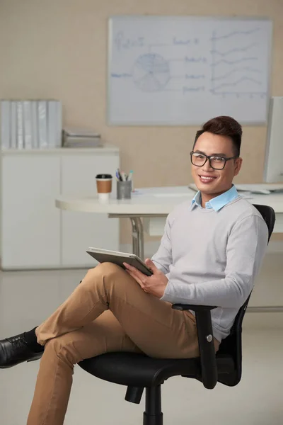 Portret Młodego Przedsiębiorcy Azjatka Komputera Typu Tablet Działa Jego Biurze — Zdjęcie stockowe