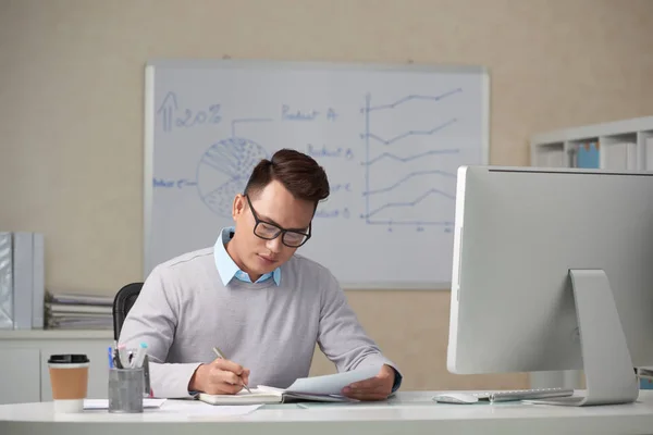 Pensativo Joven Empresario Llenando Planificador Mañana — Foto de Stock