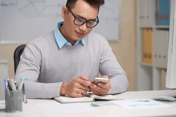 Asiático Hombre Navegación Móvil Oficina Mesa — Foto de Stock