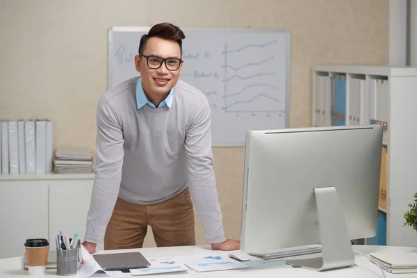 Retrato Joven Hombre Negocios Guapo Apoyado Mesa Mirando Cámara — Foto de Stock