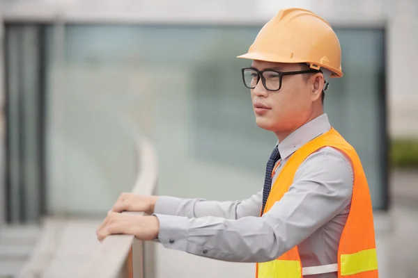 Pensive Jeune Travailleur Construction Asiatique Ayant Une Courte Pause — Photo