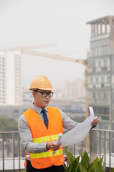 Retrato Del Joven Arquitecto Asiático Analizando Plan Construcción Sus Manos — Foto de Stock