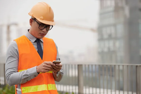 Trabalhador Local Construção Ler Mensagens Seu Smartphone — Fotografia de Stock