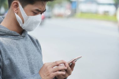 Onun smartphone içinde mesajlarını yüzü maskeli adam resim kırpılmış