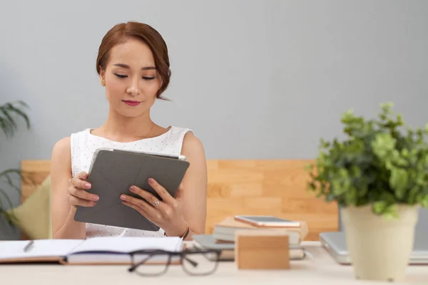 Piękne Młode Azjatycki Biznes Dama Czytanie Informacji Temat Cyfrowego Tabletu — Zdjęcie stockowe