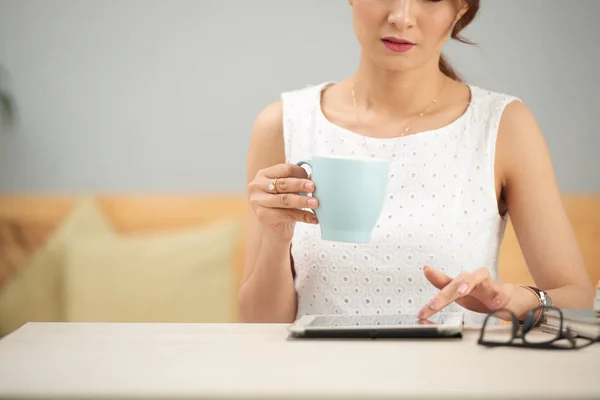 Imagen Recortada Mujer Negocios Sosteniendo Taza Utilizando Tableta Digital — Foto de Stock