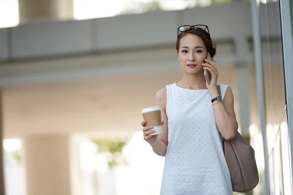 Portret Van Vrij Vietnamese Business Lady Holding Koffiekopje Praten Telefoon — Stockfoto