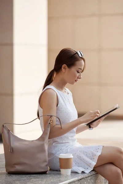 Όμορφη Νεαρή Γυναίκα Της Ασίας Χρησιμοποιώντας Ψηφιακό Tablet Και Κάθεται — Φωτογραφία Αρχείου