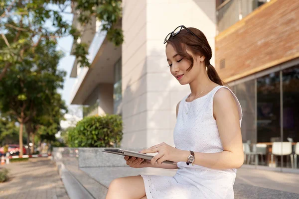 Χαμογελώντας Νεαρή Γυναίκα Της Ασίας Χρησιμοποιώντας Ψηφιακό Tablet Εξωτερικούς Χώρους — Φωτογραφία Αρχείου