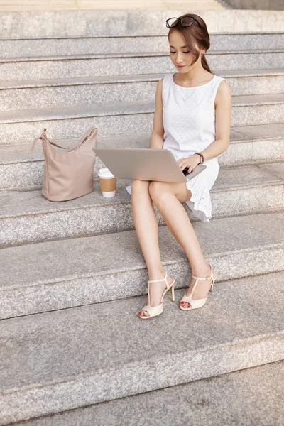 Elegante Jovem Mulher Sentada Nas Escadas Usando Laptop — Fotografia de Stock