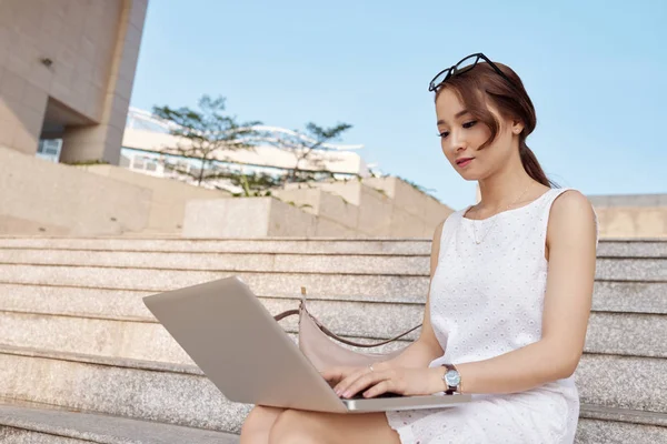 Elegancka Kobieta Azji Siedząc Schodach Przy Użyciu Laptopa — Zdjęcie stockowe