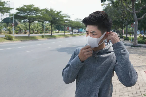 亚洲青少年在城市漫步时戴口罩 — 图库照片