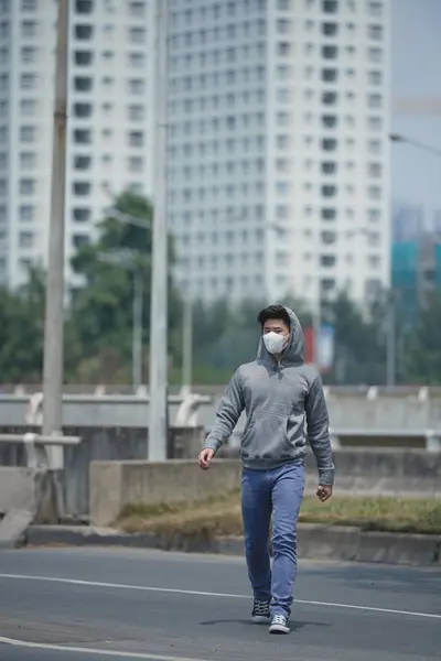 Junger Mann Mit Maske Leidet Unter Starker Luftverschmutzung — Stockfoto