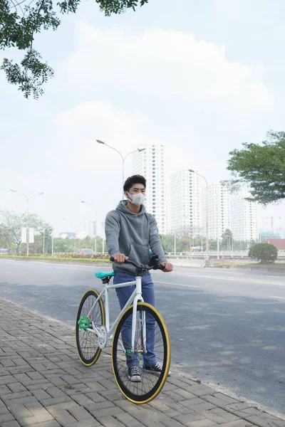 Asiatischer Junger Mann Mit Gesichtsmaske Geht Mit Fahrrad Freien — Stockfoto