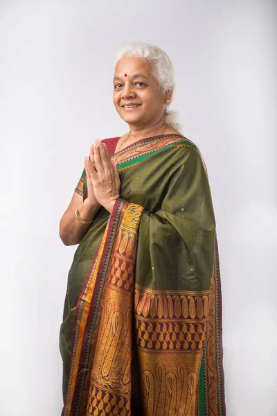 Веселий Індійська Жінка Традиційному Одязі Тримаючись Руки Namaste Жест — стокове фото