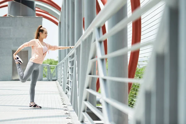Ziemlich Fitte Frau Streckt Beine Nach Dem Training Brücke Mit — Stockfoto
