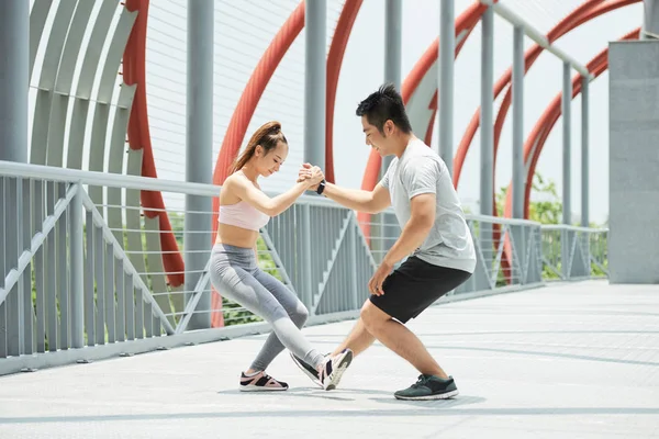 年轻的亚洲夫妇一起工作在桥梁与栏杆 — 图库照片