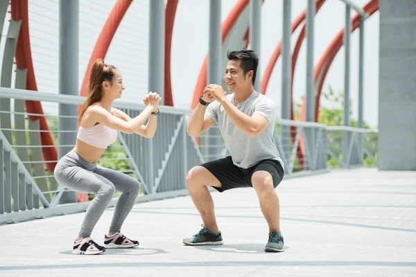 Glückliche Junge Asiatische Paar Macht Kniebeugen Zusammen Auf Brücke Mit — Stockfoto