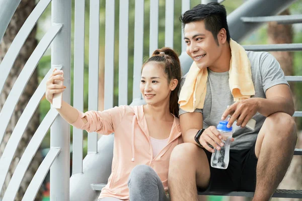 Mooie Sportieve Vrouw Praten Selfie Met Haar Vriendje — Stockfoto