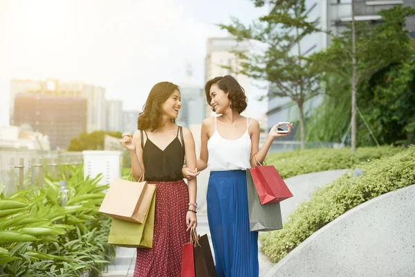Gelukkig Mooie Aziatische Vrouw Staande Wandelen Buiten Met Shopping Tassen — Stockfoto