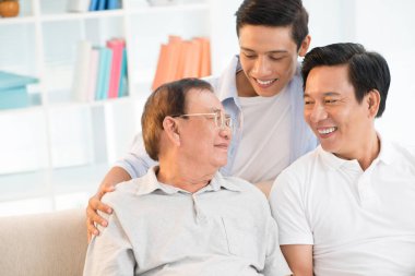 Evde birlikte vakit neşeli aile üyesi