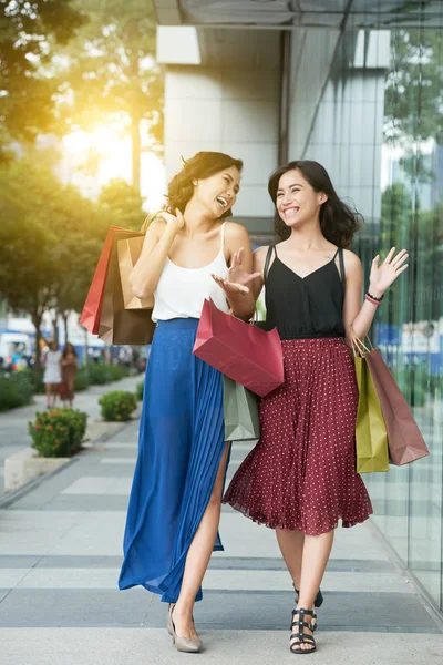 Feliz Atraente Jovem Mulher Asiática Apreciando Venda Compras Andando Rua — Fotografia de Stock