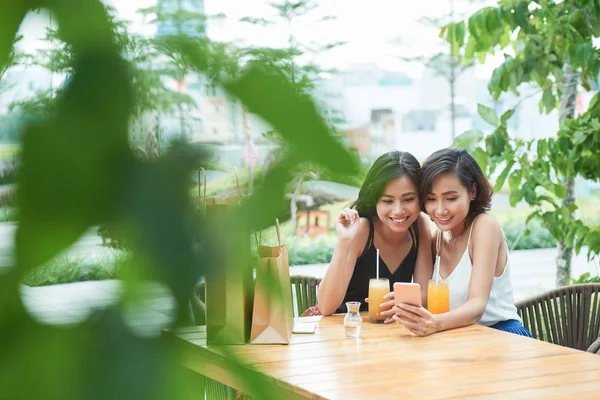 Alegre Bastante Jóvenes Mujeres Asiáticas Sentadas Cafetería Viendo Teléfono Inteligente —  Fotos de Stock