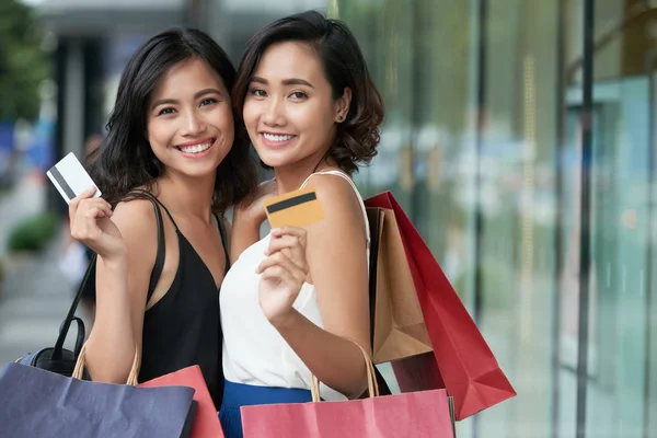 Duas Mulheres Asiáticas Bonitas Com Cartões Crédito Sacos Compras — Fotografia de Stock