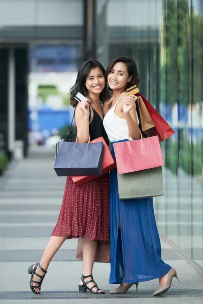 Glada Unga Asiatiska Kvinnor Med Papperspåsar Och Kreditkort Som Står — Stockfoto