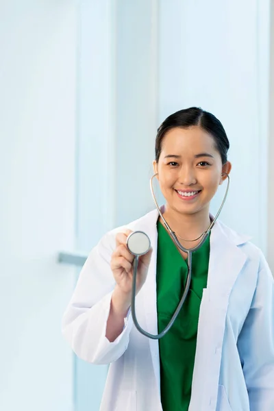 Stetoskop Uśmiechający Się Młoda Kobieta Lekarz Ogólny — Zdjęcie stockowe