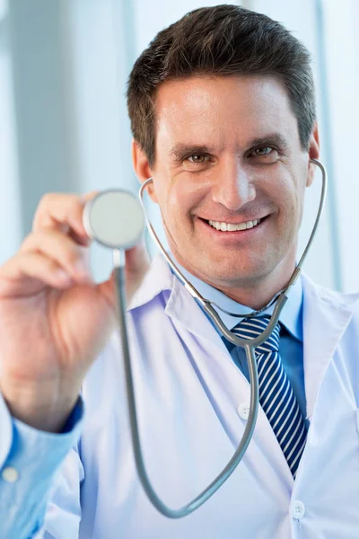 Porträt Eines Gut Aussehenden Arztes Mit Stethoskop — Stockfoto
