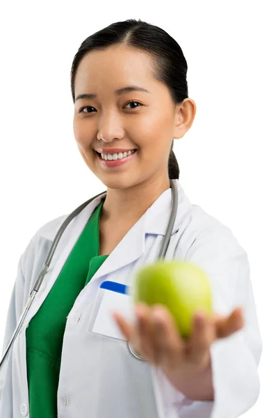 Sorrindo Muito Médico Vietnamita Dando Lhe Maçã Verde — Fotografia de Stock