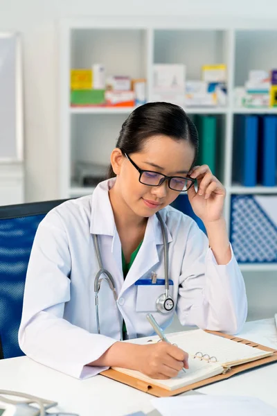 Sonriendo Bonita Asiática Médico Tomando Notas Planificador — Foto de Stock