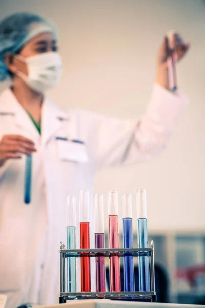 Laboratory Worker Analyzing Various Liquids Test Tubes — Stock Photo, Image