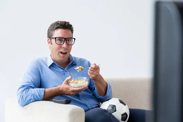 Mann Isst Müsli Und Joghurt Wenn Fußballspiel Hause Anschaut — Stockfoto